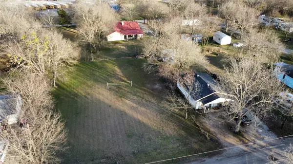 509 S San Antonio Street, Wolfe City, TX 75496