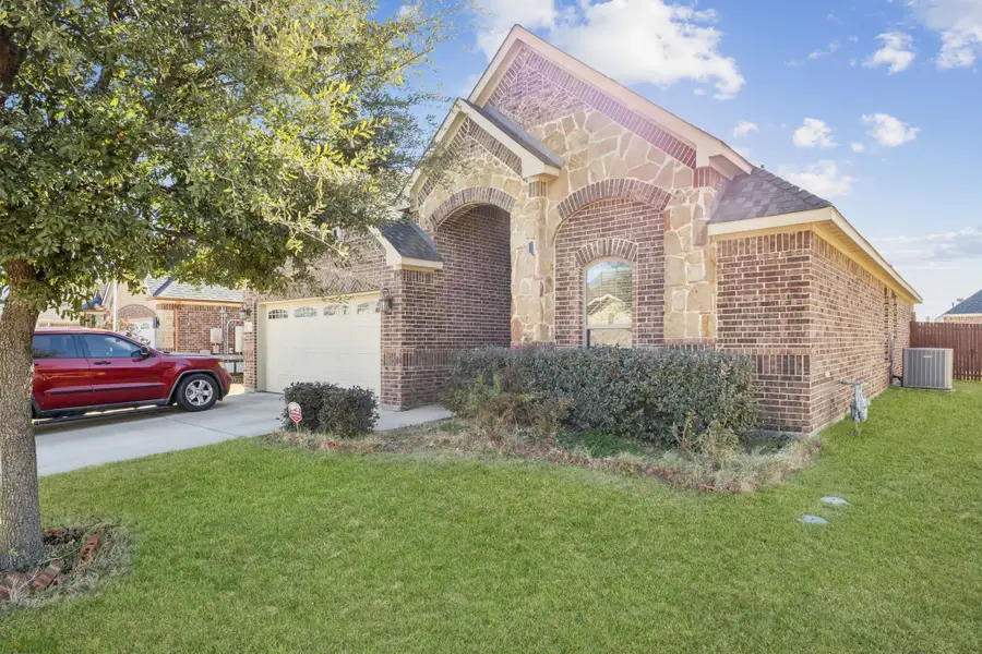 725 Gray Washington Drive, Saginaw, TX 76179 - Image #2