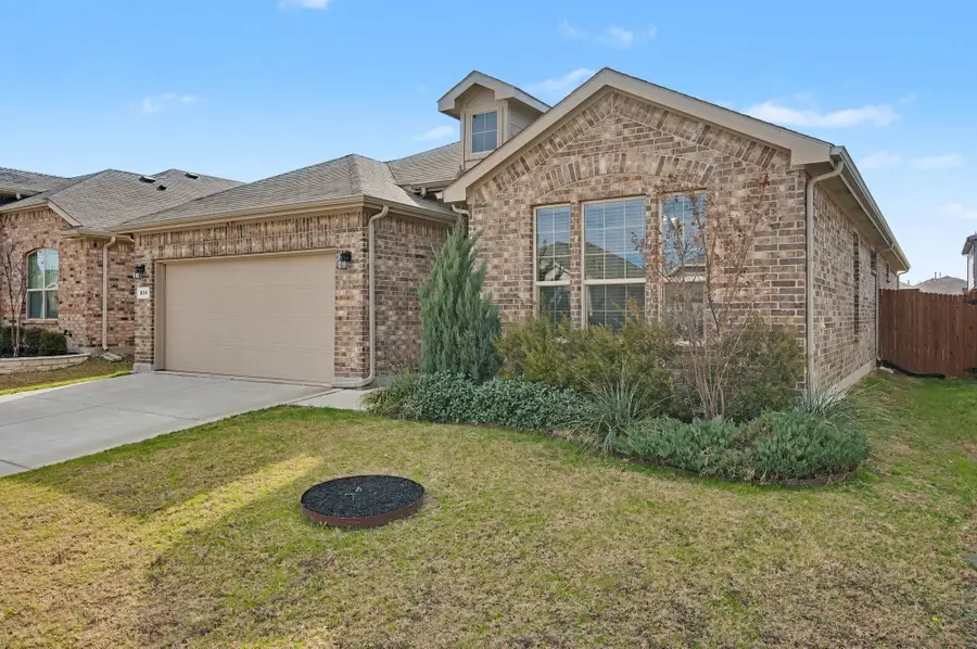 804 Greenford Manor, Justin Roanoke, TX 76247 - Image #2