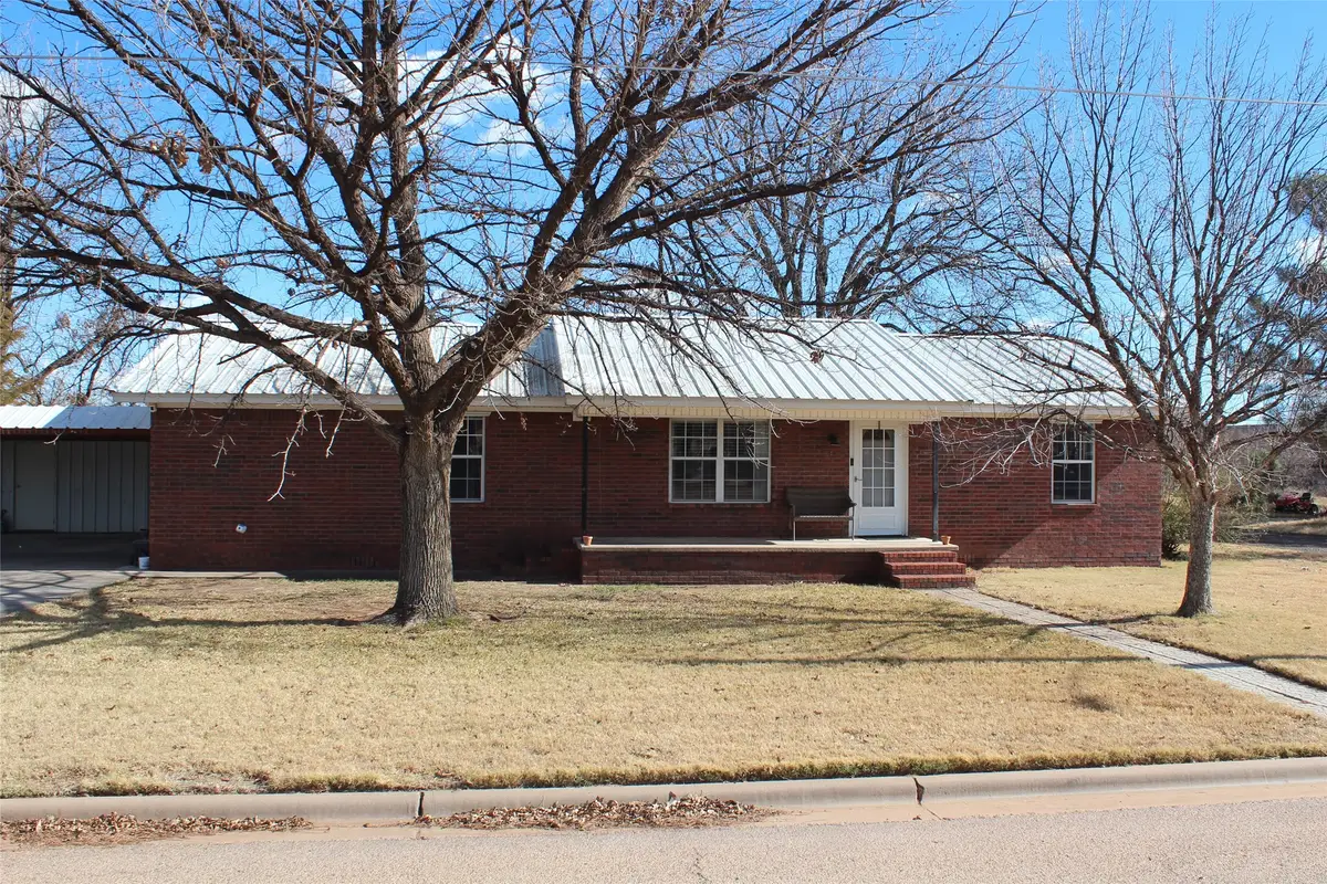 520 N 5th Avenue, Munday, TX 76371 - #1