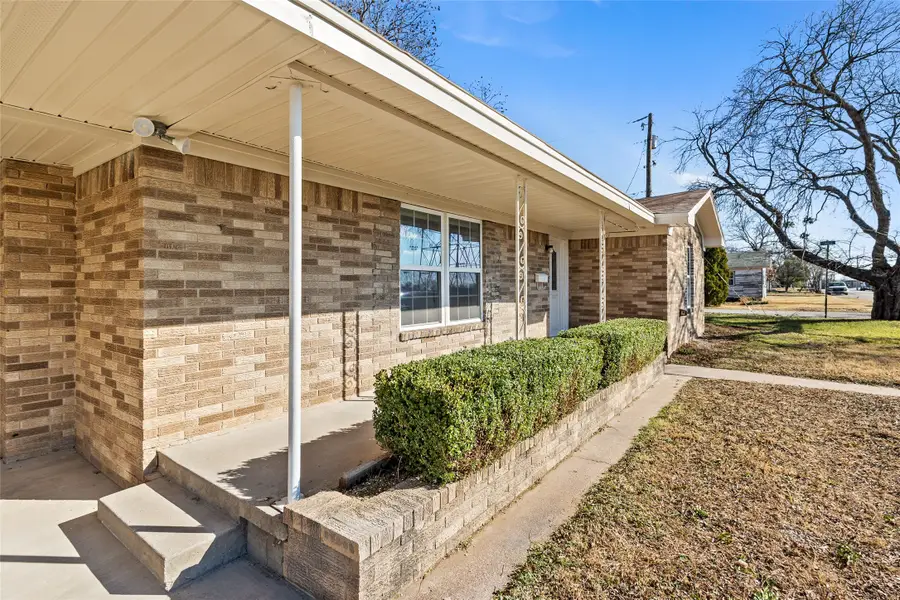 109 E Williams Street, Bowie, TX 76230 - Image #2
