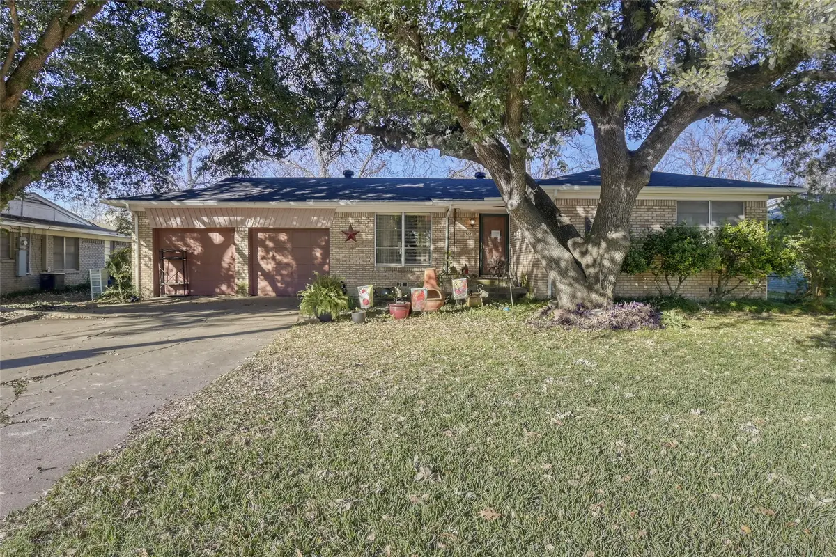 707 Cozby Street N, Benbrook, TX 76126 - Image #1