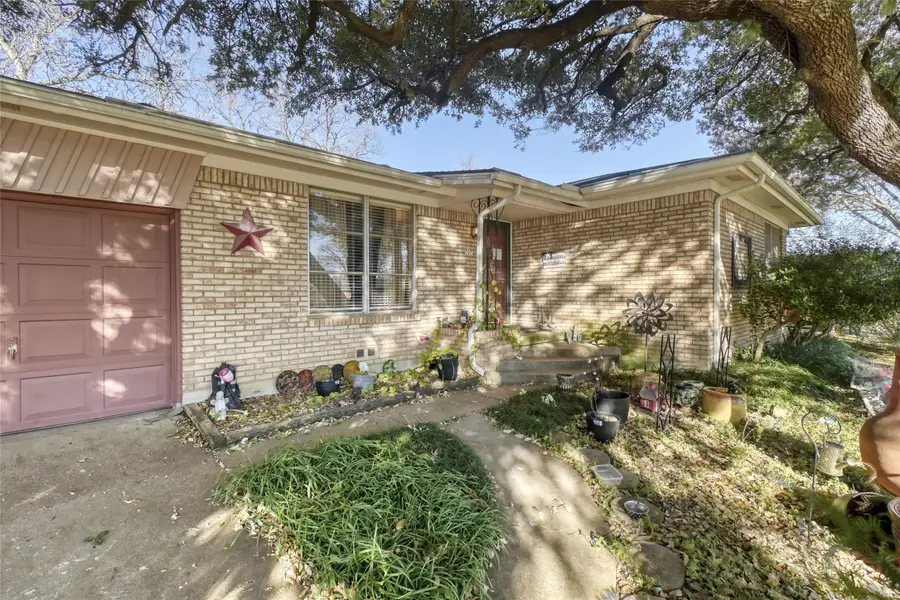 707 Cozby Street N, Benbrook, TX 76126 - Image #2