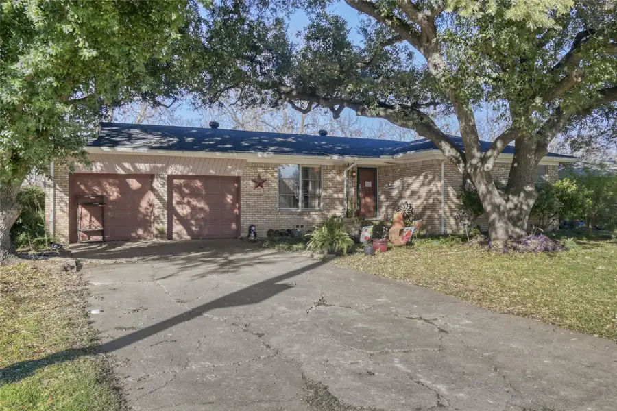 707 Cozby Street N, Benbrook, TX 76126 - Image #3