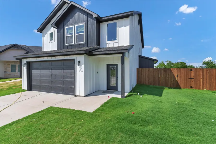 576 Highview Court, Godley, TX 76044 - Image #2