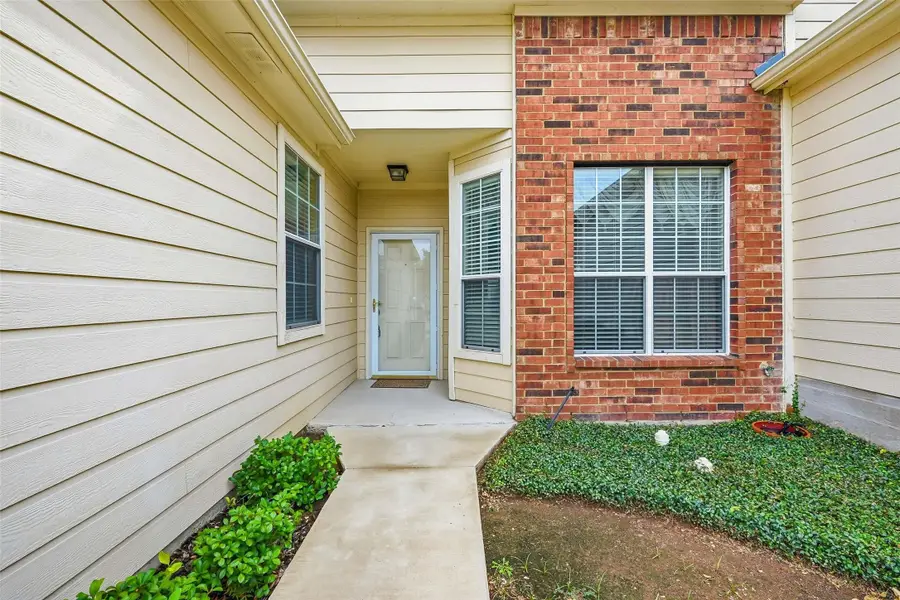 252 Heritage Hill Drive, Lewisville, TX 75067 - Image #3