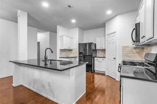 808 Dunkirk Lane, Arlington, TX 76017