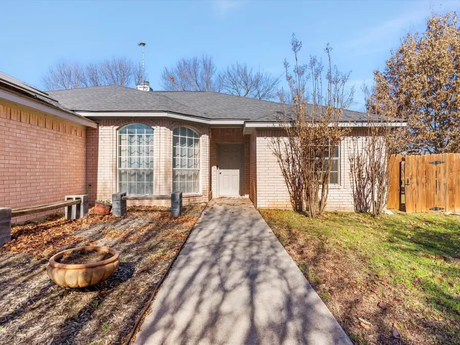 409 Huddleston Court, Springtown, TX 76082 - Image #3