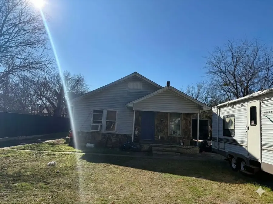 710 Shawnee Street, Graham, TX 76450 - #2