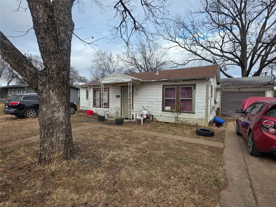 213 Pennsylvania Avenue, Graham, TX 76450 - #2