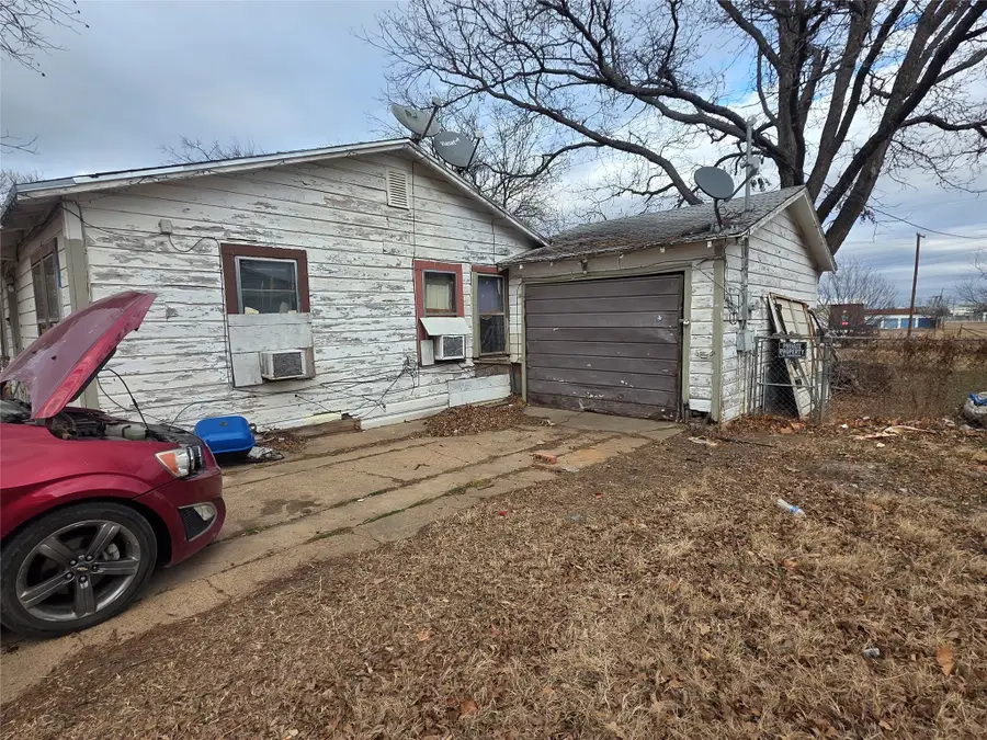 213 Pennsylvania Avenue, Graham, TX 76450 - #3