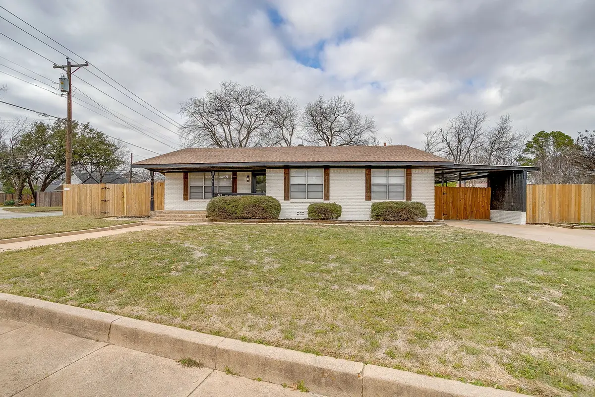 422 W Wilson Street, Cleburne, TX 76033 - Image #1