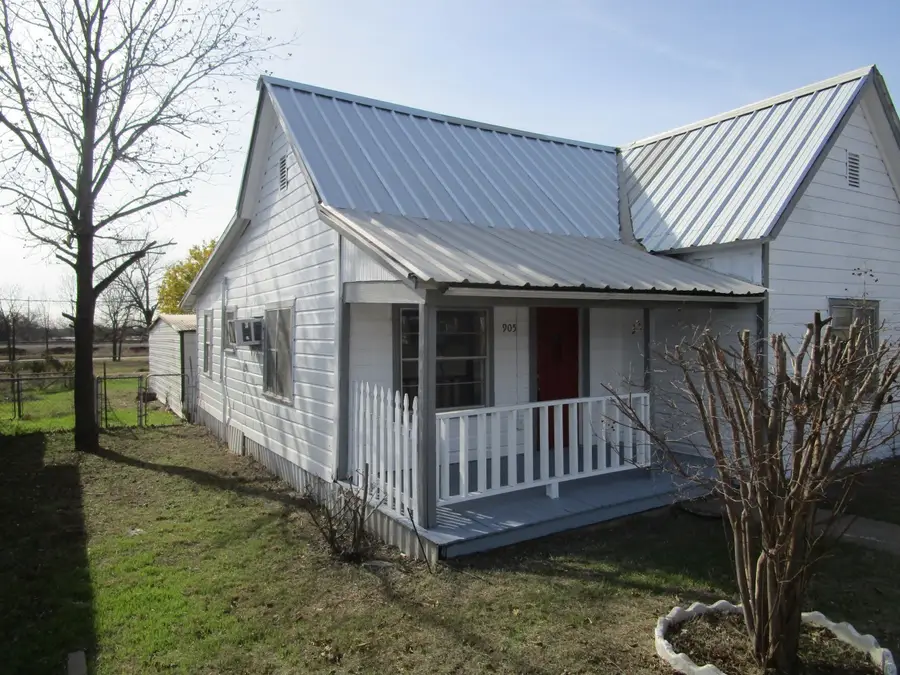 905 Wallis Avenue, Santa Anna, TX 76878 - #2