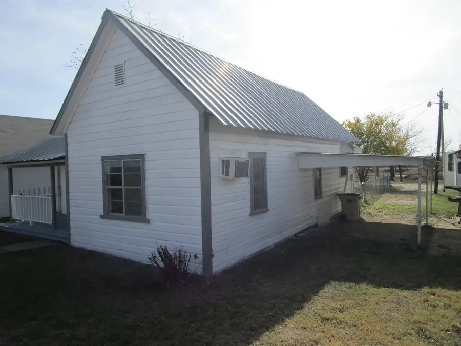 905 Wallis Avenue, Santa Anna, TX 76878 - #3