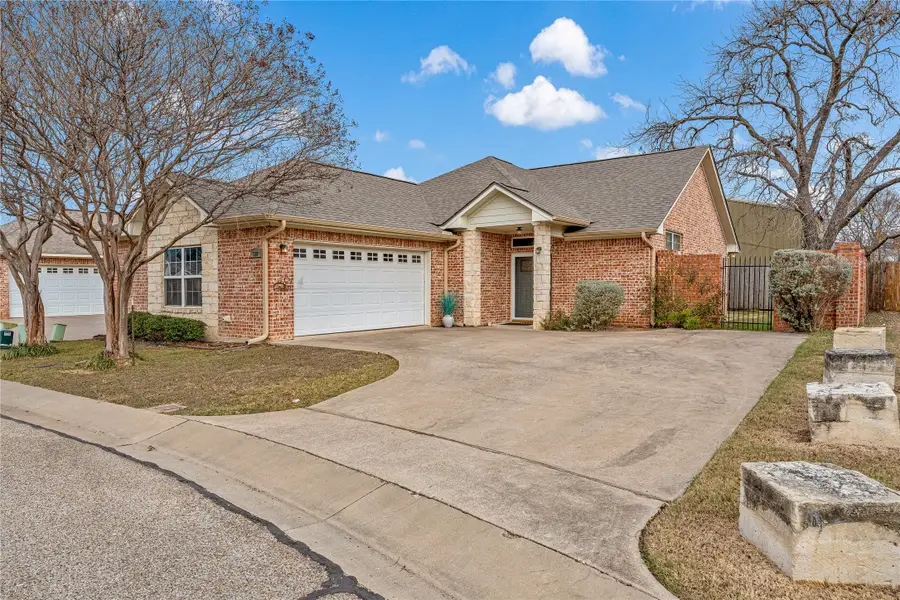 328 Wagon Wheel Circle, Waco, TX 76706 - Image #2