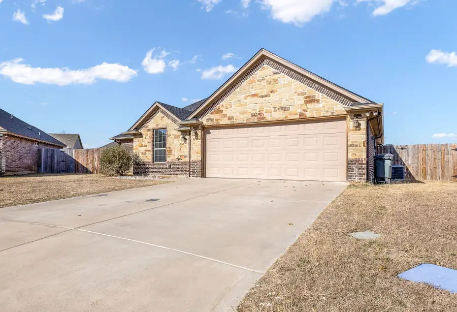 9142 Parkview Circle, Tolar, TX 76476 - Image #2