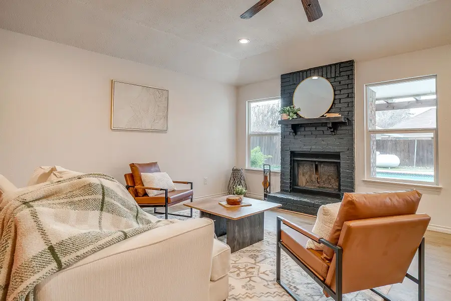 800 Crestview Drive, Burleson, TX 76028 - Image #2