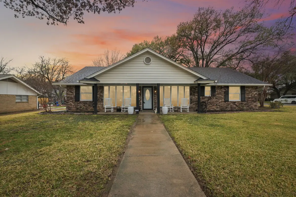 17 Lincolnshire Circle, Bedford, TX 76021 - Image #1