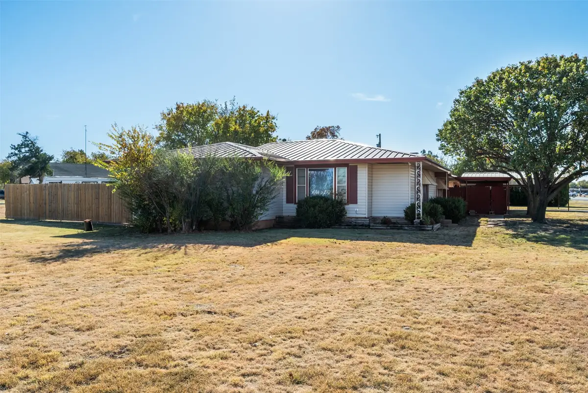 400 S Bailey Street, Electra, TX 76360 - #1