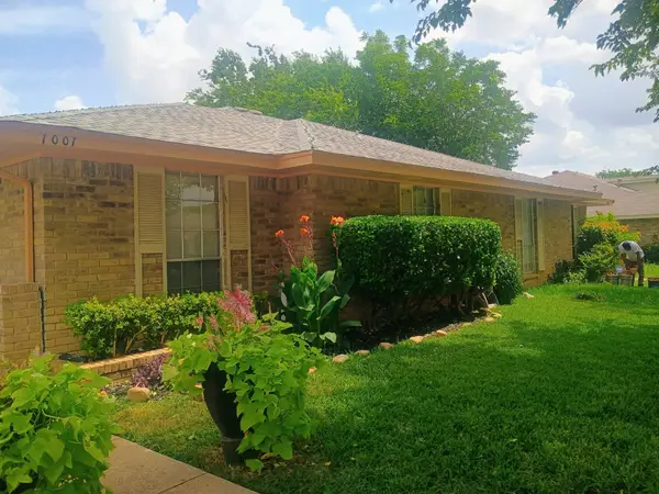 1001 Hunters Creek, DeSoto, TX 75115