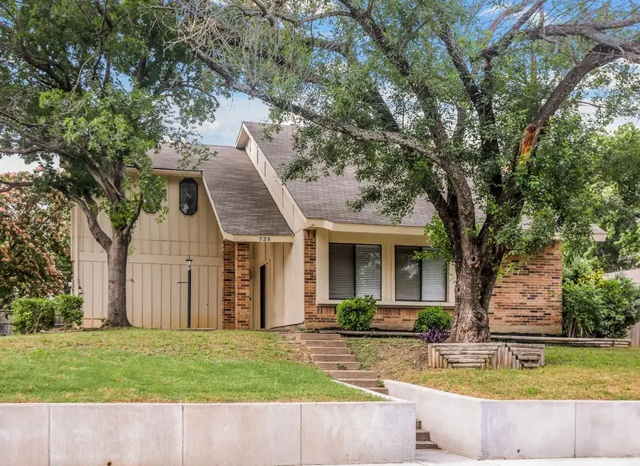 725 Holly Oak Drive, Lewisville, TX 75067 - Image #2