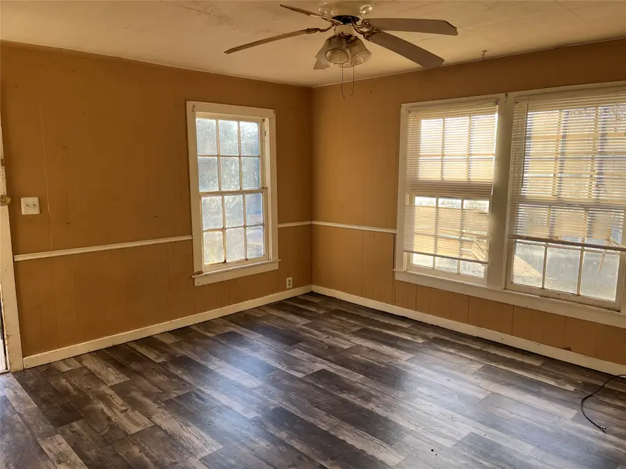 935 E Washington Street, Paris, TX 75460 - #3