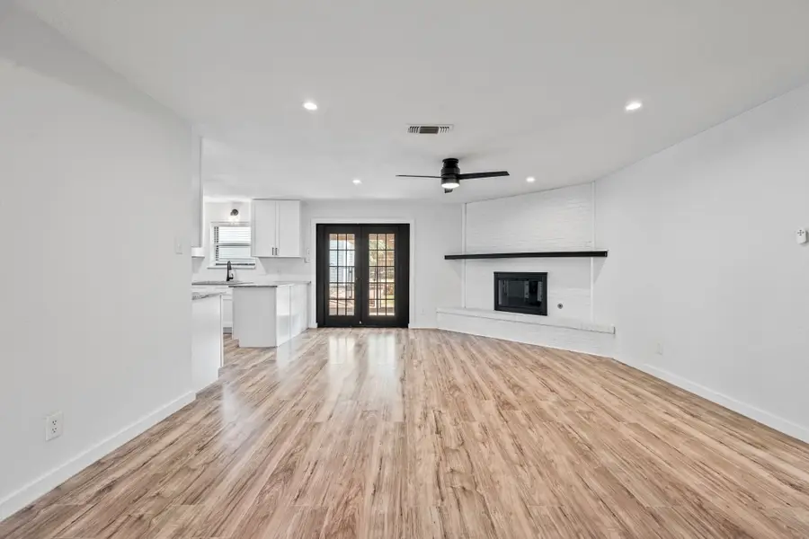 600 Circleview Drive N, Hurst, TX 76054 - Image #2