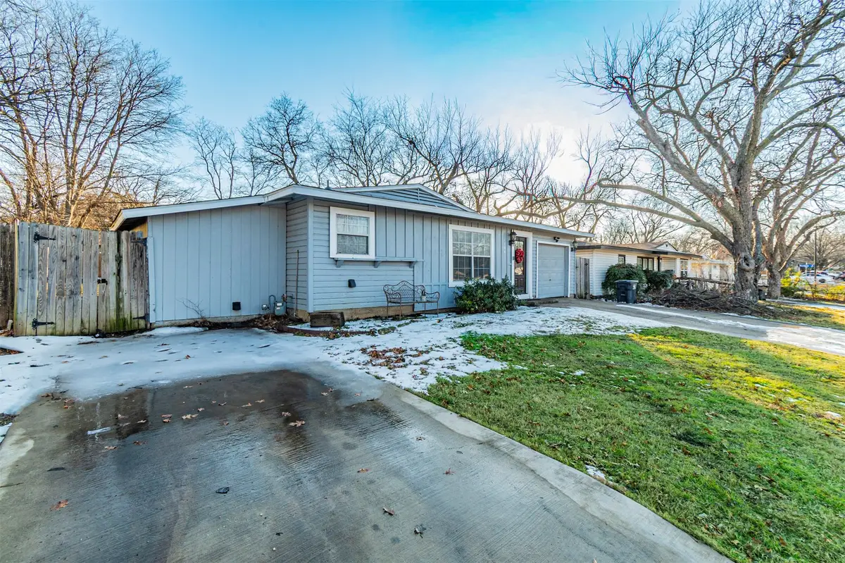 1304 E Inwood Drive, Arlington, TX 76010 - Image #1