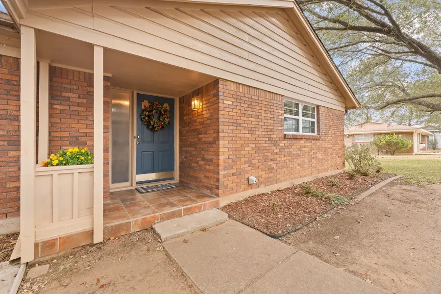 1105 S Walnut Street, Cleburne, TX 76033 - Image #3