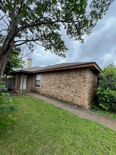 1049 Cottonwood Trail, Benbrook, TX 76126