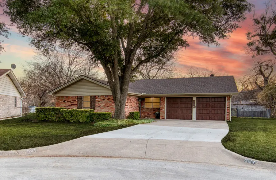 521 Val Oaks Court, Hurst, TX 76053 - Image #2