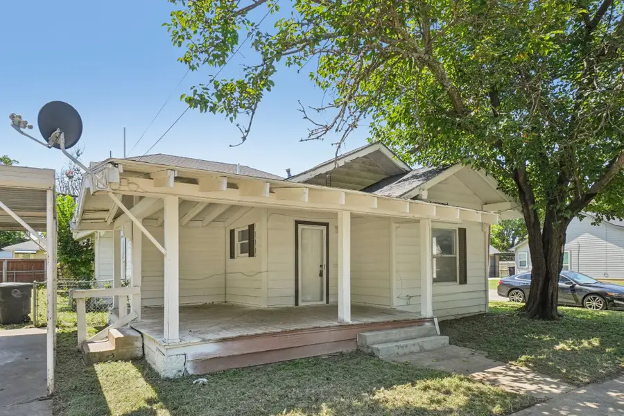 302 S Wood Street, Cleburne, TX 76033 - #2