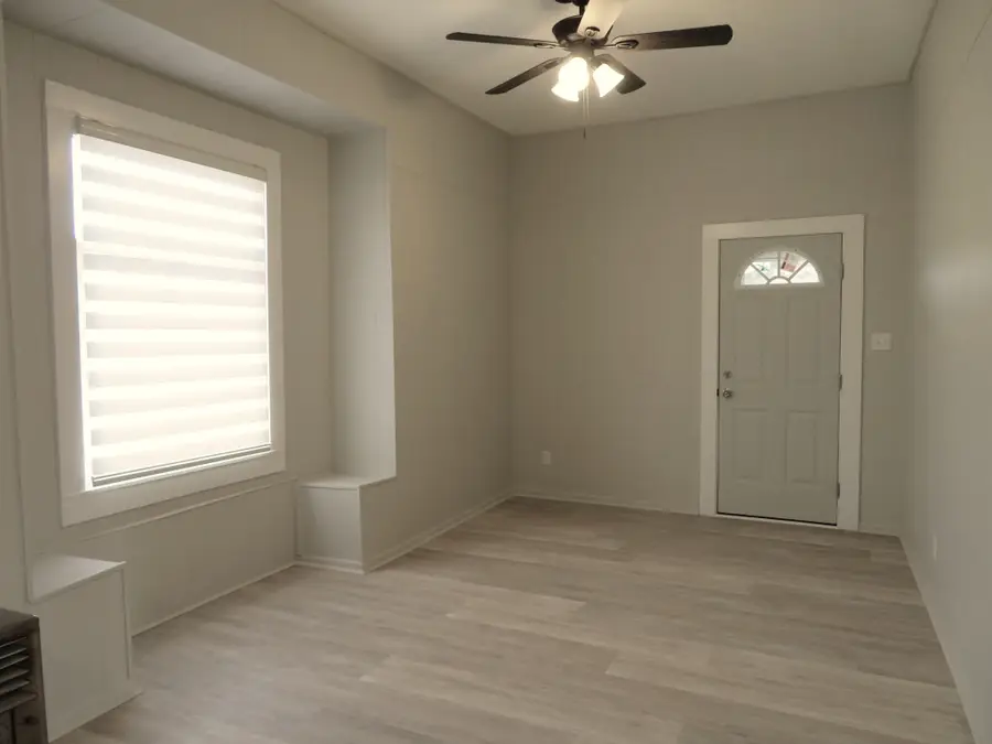 911 W Liveoak Street, Coleman, TX 76834 - #3