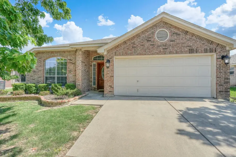 617 Creek Point Drive, Saginaw, TX 76179 - Image #2