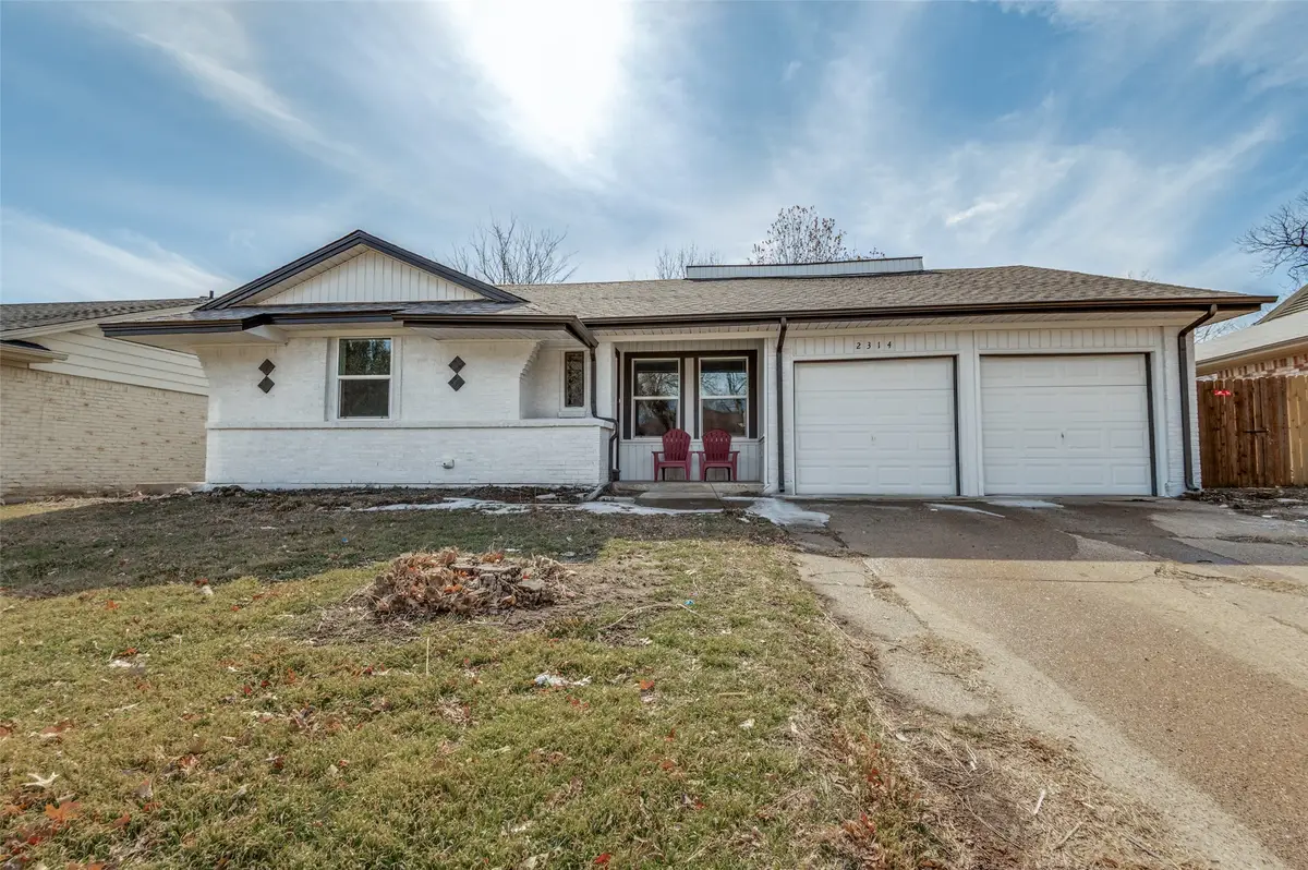 2314 Gilbert Circle, Arlington, TX 76010 - Image #1