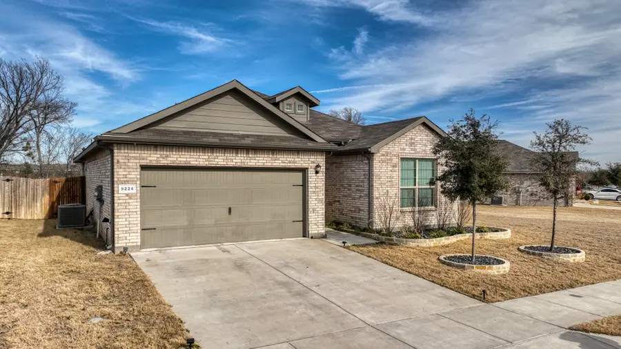 9224 Red Brush Trail, Fort Worth, TX 76131 - Image #2