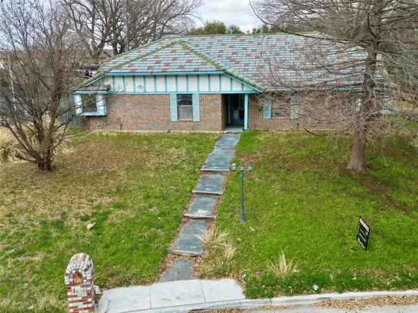 3658 Racquet Club Drive, Grand Prairie, TX 75052