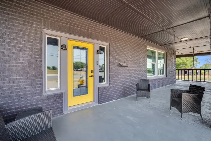 805 E Wise Street, Bowie, TX 76230 - #3