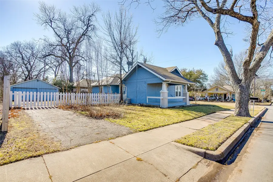 911 W Chambers Street, Cleburne, TX 76033 - #3