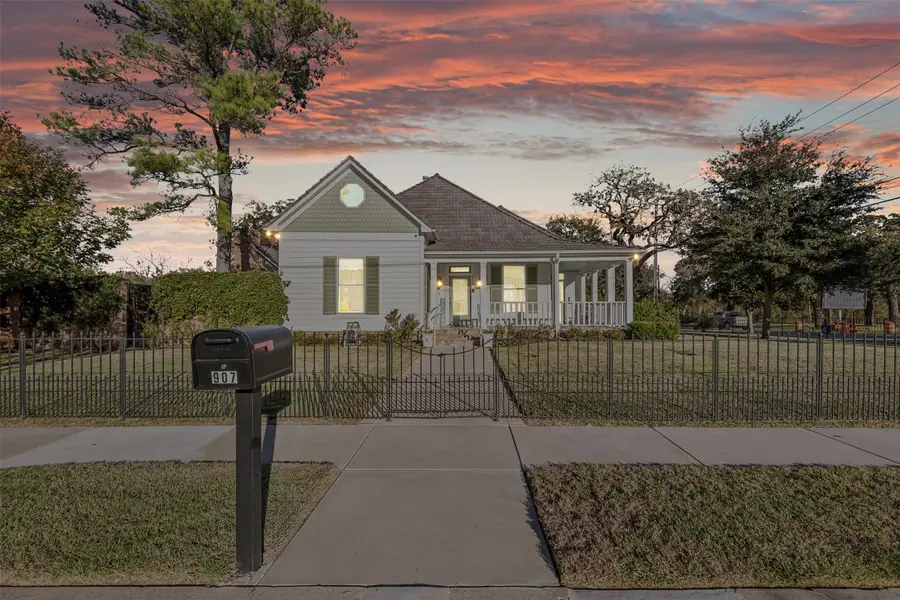 907 S Robinson Street, Cleburne, TX 76031 - #2