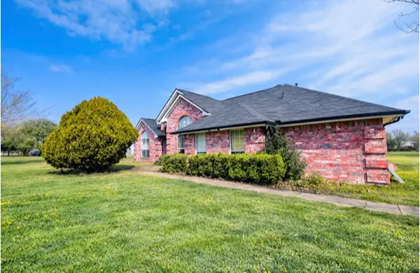 990 Treehouse Lane, Red Oak, TX 75154