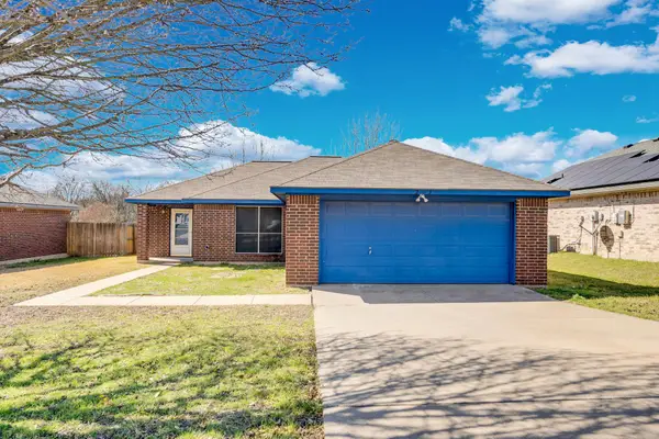 203 Shawnee Trail, Alvarado, TX 76009