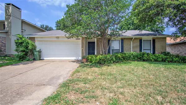 1934 Lost Creek Drive, Arlington, TX 76006