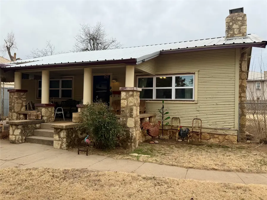 102 E 7th Street, Quanah, TX 79252 - #2