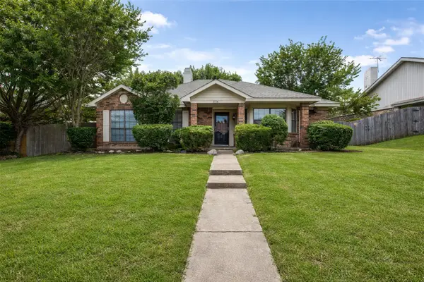 1036 Twin Falls Drive, DeSoto, TX 75115