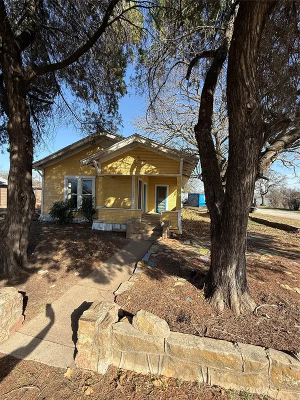 300 N Avenue D, Cross Plains, TX 76443