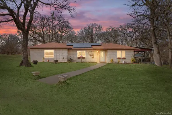 1832 W White Oak Road, West, TX 76691