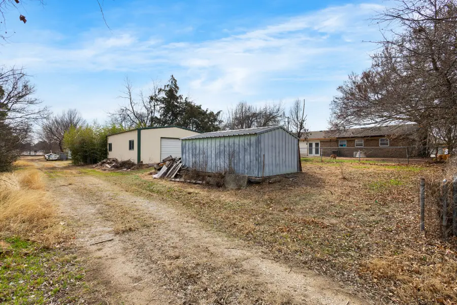 705 Pillar St, Bowie, TX 76230 - #3