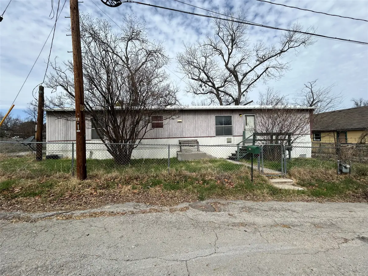 607 W Highland Avenue, Comanche, TX 76442 - #1