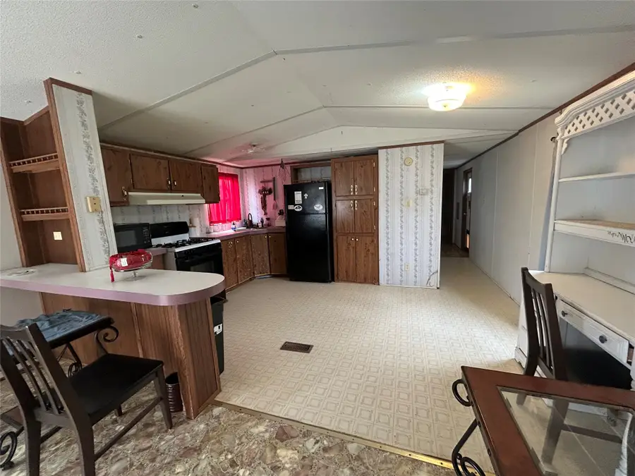 607 W Highland Avenue, Comanche, TX 76442 - #3